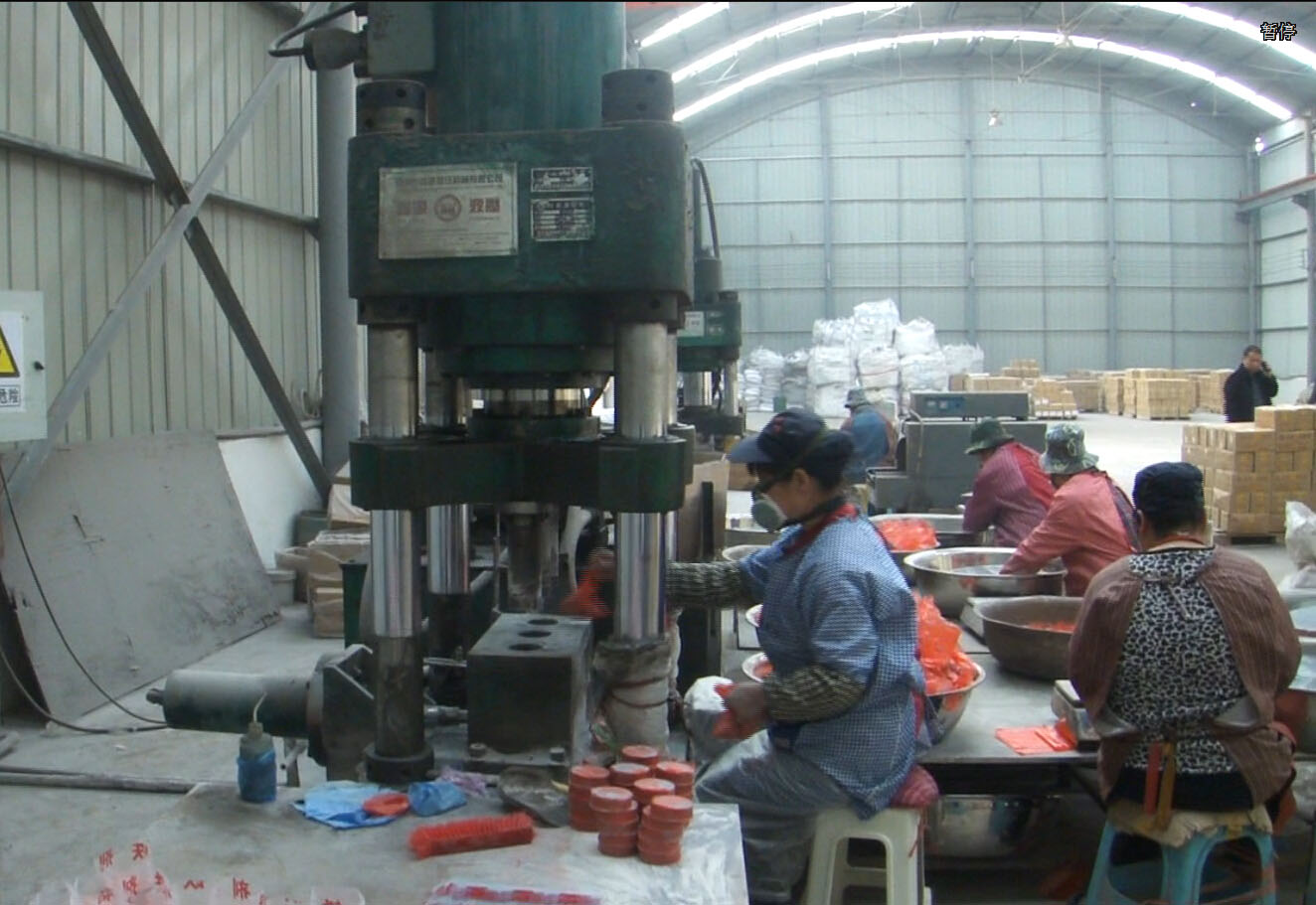 Y衡阳市300-3半自动铁剂锰剂粉末成型液压机的现场使用效果