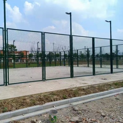 加工pvc包塑勾花围栏 体育场防护网篮球场护栏网